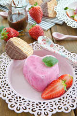 Eis in Herzform mit Erdbeeren