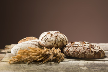 Brot und Getreide auf Holztisch