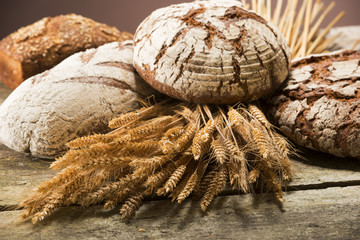 Brot und Getreide auf Holztisch