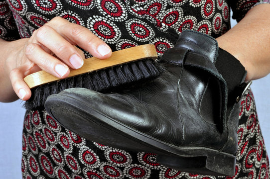 Brossage des chaussures sales