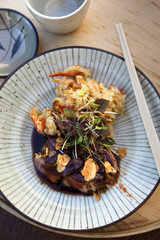 Plat japonais avec du bœuf et tempura de légumes 