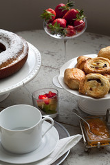 Petit déjeuner français sur une table 