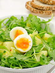 Salad with rocket salad, potatoes and eggs