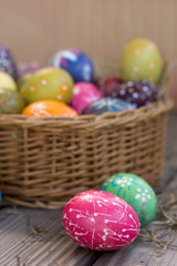 Osternest mit bunten Eier