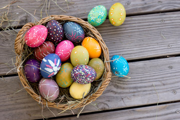 Osternest mit bunten Eier