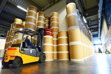 Gabelstapler in Lagerhalle //  Forklift in warehouse