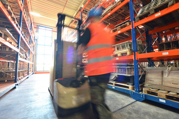 Lagerist mit hubwagen in Lagerhaus // storeman in warehouse