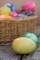 Osternest mit bunten Eier