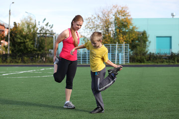 Obraz premium Athletic mother and son engaged in fitness
