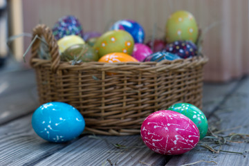 Osternest mit bunten Eier