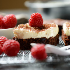 Schokokuchen mit veganer Vanillecreme und Himbeeren