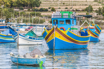 Fototapeta na wymiar Tradycyjnych łodzi w porcie Marsaxlokk Luzzu na Malcie.