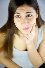 Fototapeta premium Śliczna młoda kobieta myśli o pomyśle