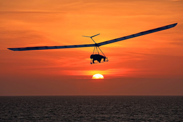 Fototapeta na wymiar Hang Glider at sunset