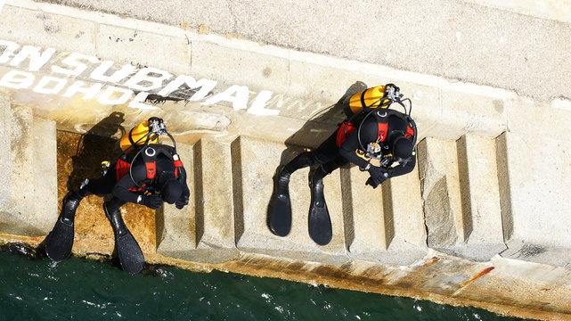 Buceadores a punto de lanzarse al agua