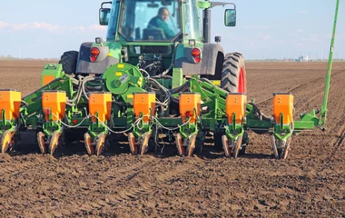 Photo sur Plexiglas Tracteur Tracteur agricole semant et cultivant le champ
