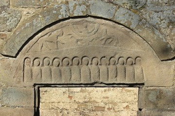 Romanisches Tympanon an der Kirchenruine in Alt-Rhoden
