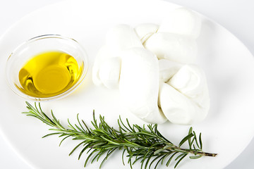 Treccia di mozzarella,olio d'oliva, rosmarino