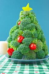 Weihnachtsbaum aus Broccoli und Tomaten