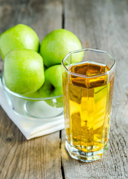 Apple juice with fresh apples