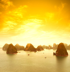 Naklejka premium Vietnam Halong Bay beautiful sunset landscape background