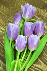 bukiet pięknych tulipanów na drewnianym rustykalnym stole
