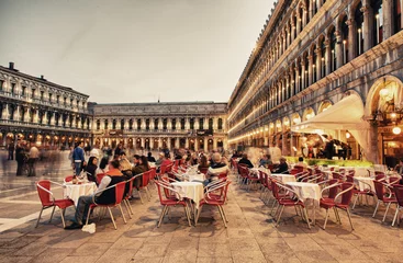 Rolgordijnen Venice, Italië - 23 maart 2014: toeristen genieten van café in Piazza San © jovannig