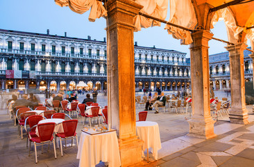 Obraz premium VENICE, ITALY - MAR 23, 2014: Tourists enjoy cafe in Piazza San