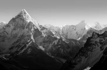 Foto op Plexiglas Ama Dablam Spectaculair berglandschap van Ama Dablam op de Mount Everest Base Camp-trektocht door de Himalaya, Nepal in verbluffend zwart-wit