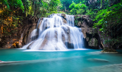 Fototapeta na wymiar Wodospad w głębokim lesie Huay Mae Khamin, Kanchanaburi,