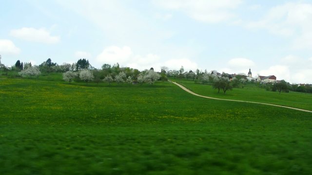 L&auml;ndliche Idylle mit bl&uuml;hender Obstwiese