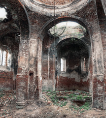 Obraz premium Inside the ruined temple