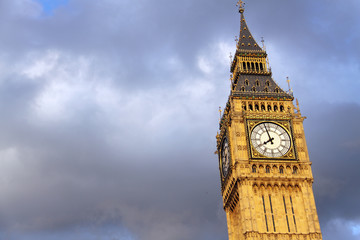 Fototapeta na wymiar Big Ben in London with clouds background