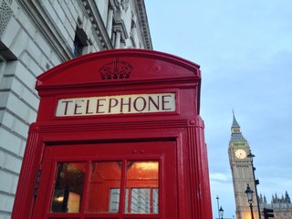 Czerwona budka telefoniczna i Big Ben w Londynie. - 63922259