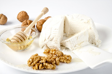 Ricotta fresca con miele e noci
