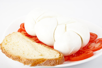 Antipasto di mozzarella con pane e pomodoro