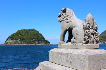 Fototapeta na wymiar 三角の瀬戸　狛犬と中神島の風景