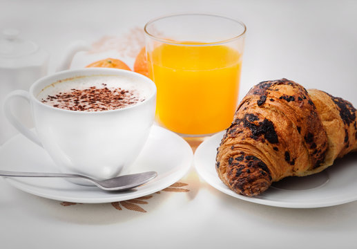 Cappuccino brioche e succo di Frutta