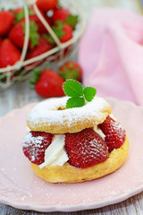 Windbeutel mit Erdbeeren