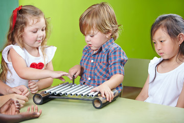 Junge spielt Xylophon in Musikschule