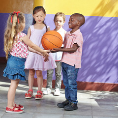 Kinder spielen Basketball im Kindergarten