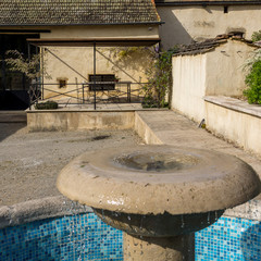 fontaine dans la cour de la ferme rénovée