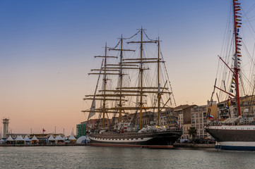 Fototapeta premium Voilier ancien dans le port le soir