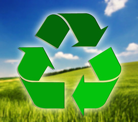Obraz premium Recycling sign against landscape background