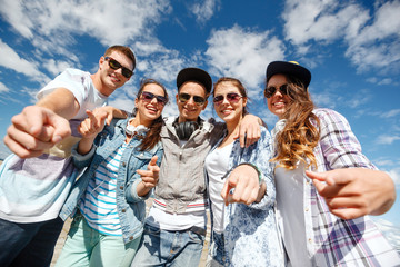 smiling teenagers in sunglasses hanging outside