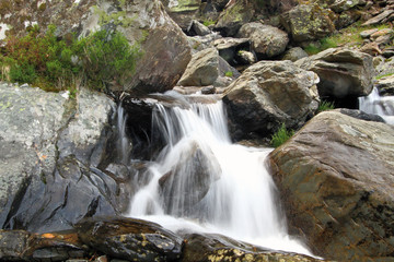 Fototapeta na wymiar Wodospad Brook w Miacera, El Gasco, Hurd, Hiszpania