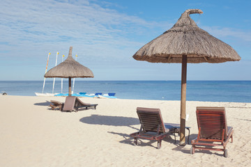 Naklejka premium parasols sur plage, île Maurice