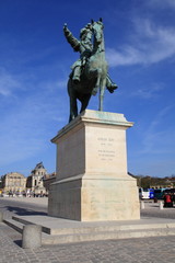 Obraz premium Statua di Re Luigi XIV a cavallo - Versailles - Francia
