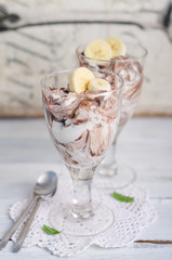 Nuss-Nougat Quark mit Bananen