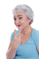 Grauhhaarige lachende ältere Frau in der zweiten Lebenshälfte